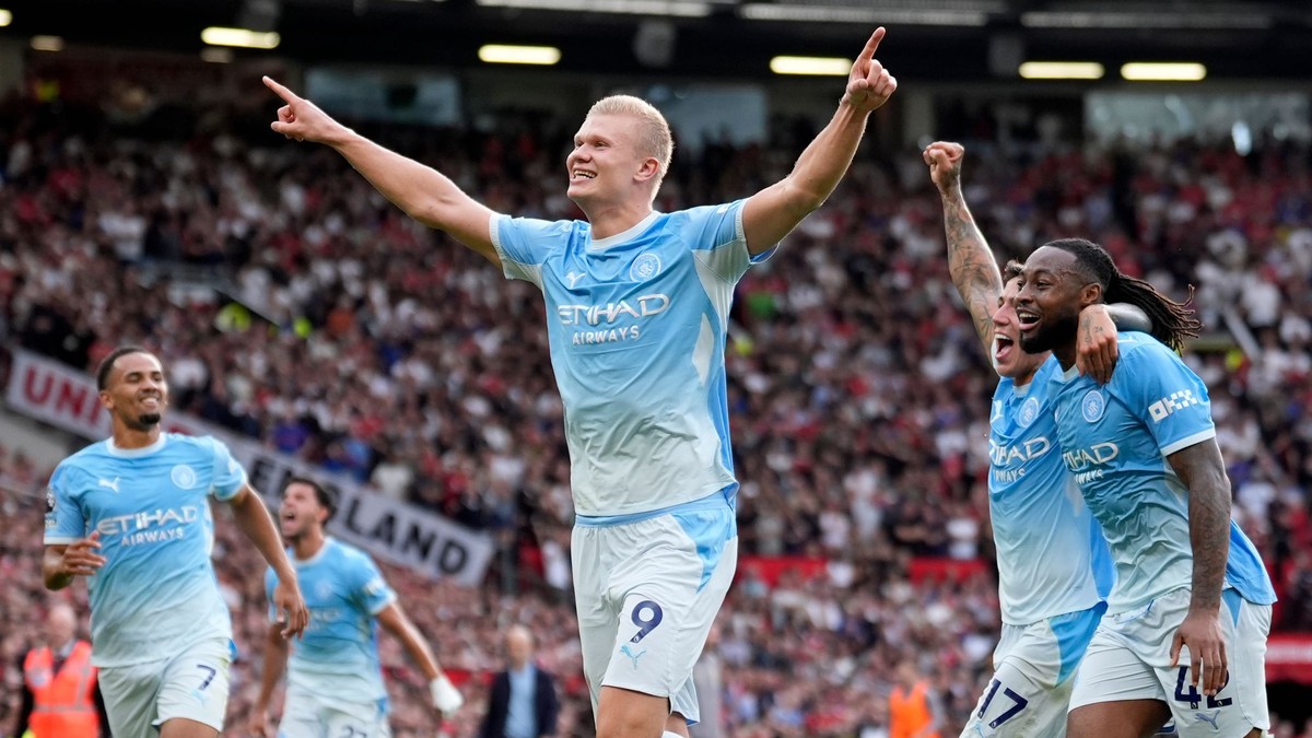 Erling Haaland oslavuje gól v manchesterskom derby.