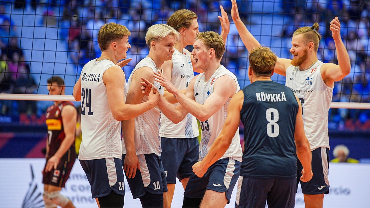 Fínski hráči sa tešia počas štvrťfinálového duelu Taliansko - Fínsko na ME vo volejbale mužov v Turíne.