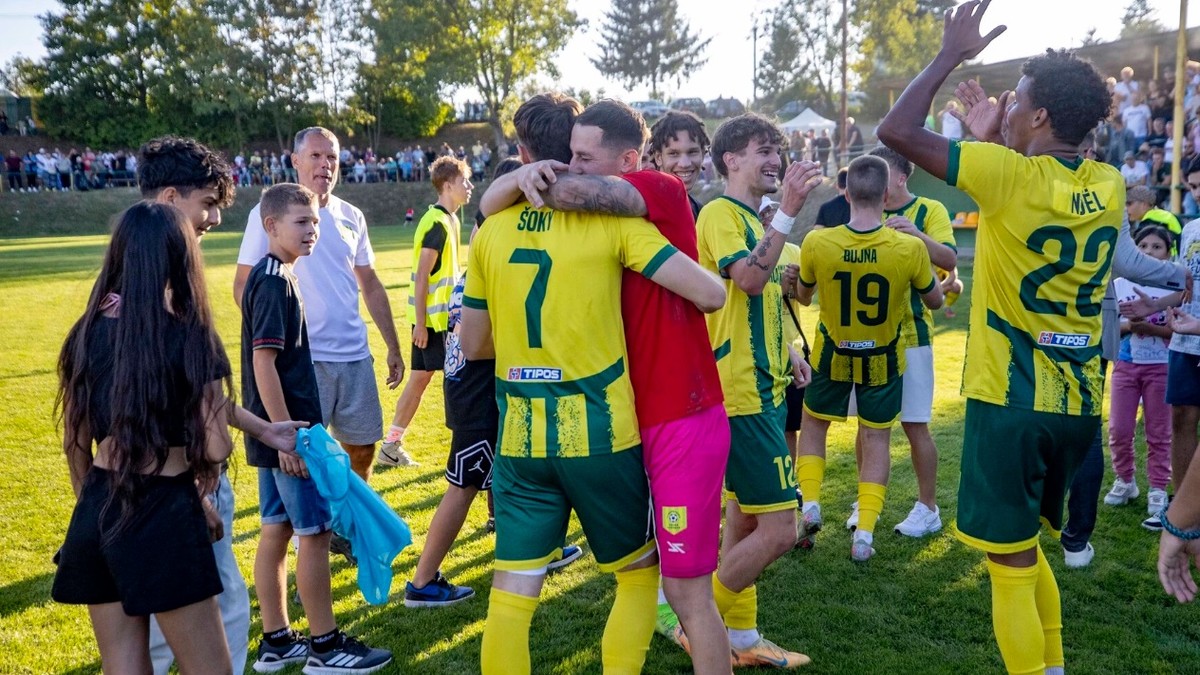 Obrovská radosť domácich po zápase Slovnaft Cupu Veľké Ludince - Dunajská Streda (3:2).