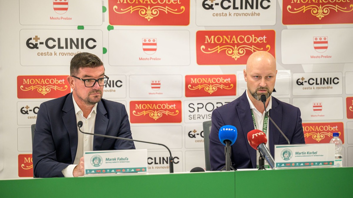 Zľava športový riaditeľ futbalového klubu FC Tatran Prešov Marek Fabuľa a predseda predstavenstva klubu Martin Korbel
