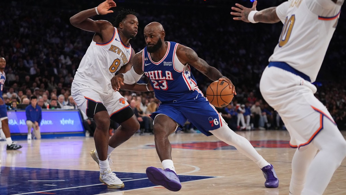 LeBron James (23) v zápase New York Knicks - Philadelphia 76ers.