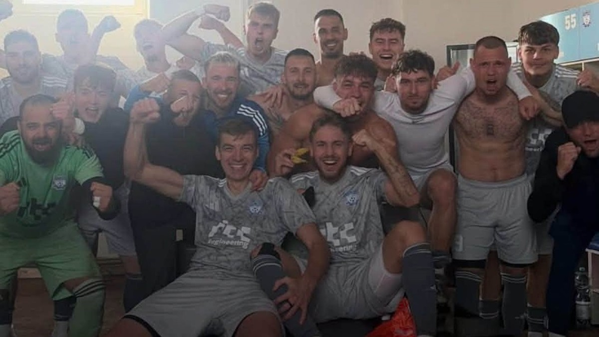 Víťazná fotka z kabíny Bolerázu po postupe do osemfinále Slovnaft Cupu.