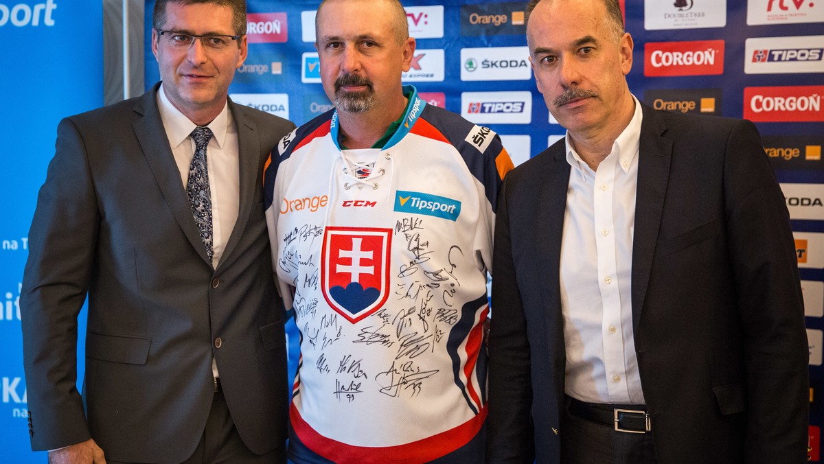 Zdeno Cíger (v strede) pózuje s prezidentom SZĽH Igorom Nemečkom (vpravo) a predsedom predstavenstva nového partnera Tipsport SK Jaroslavom Tarabom.