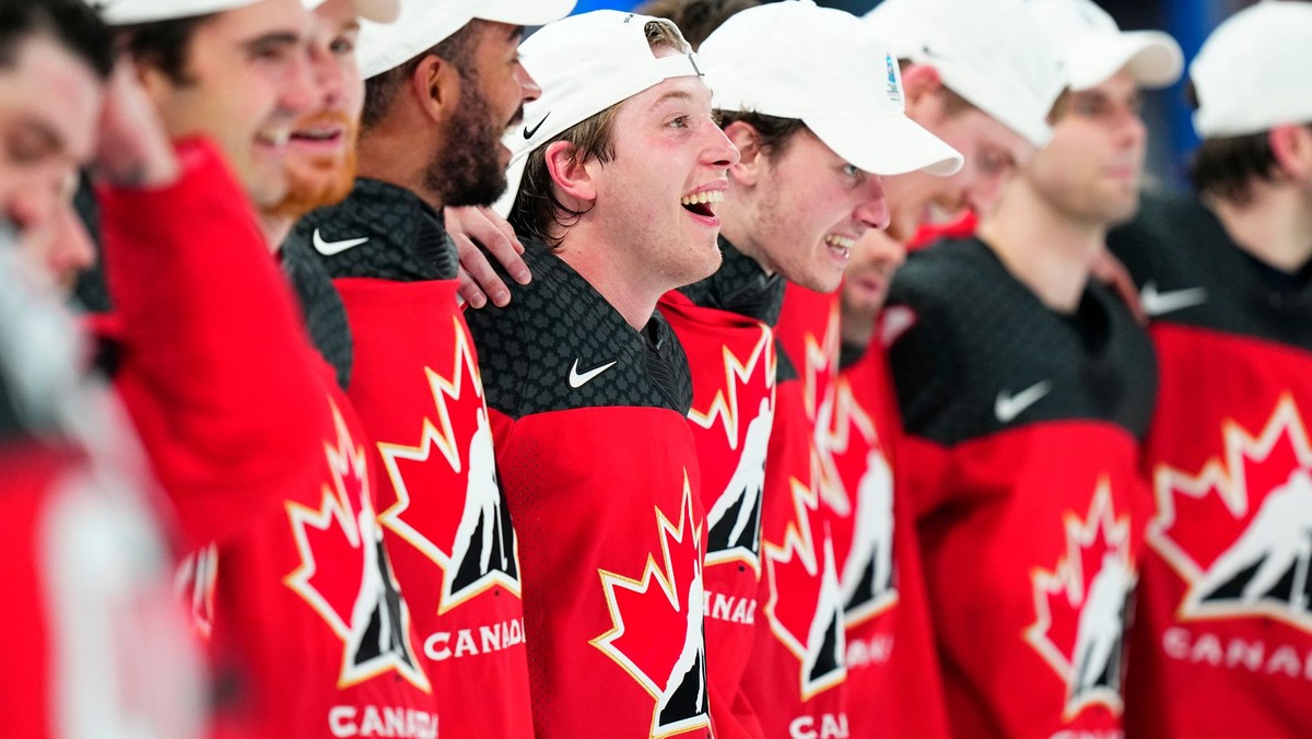 Hokejisti Kanady spievajú hymnu po finále na MS v hokeji 2023.