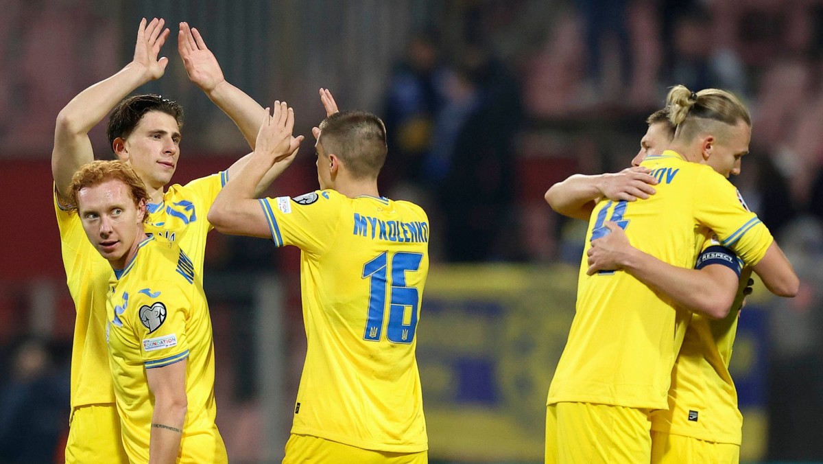Ukrajinskí futbalisti sa tešia z výhry 2:1 nad Bosnou a Hercegovinou v play-off o EURO 2024. 
