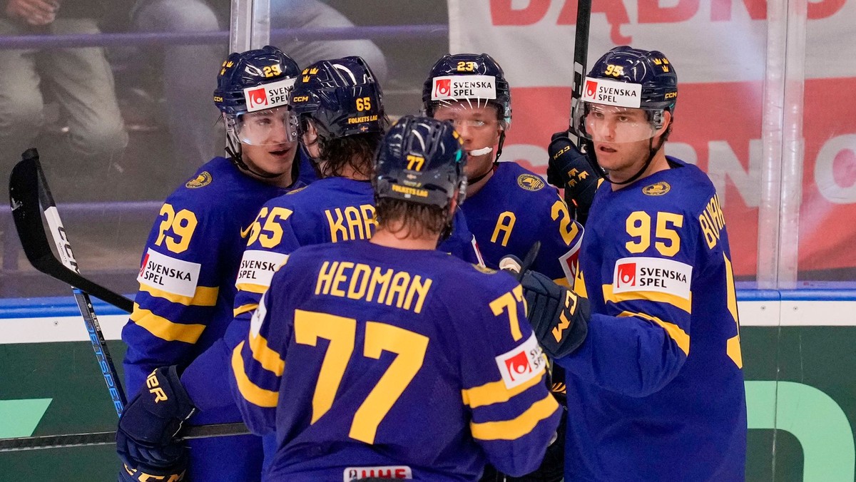 Hokejisti Švédska sa tešia z gólu v zápase proti Francúzsku na MS v hokeji 2024.