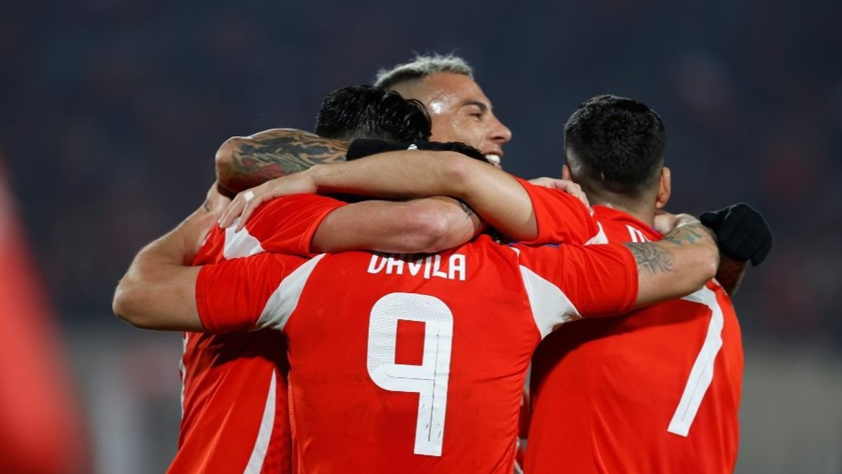 Victor Dávila sa so spoluhráčmi teší po strelenom góle v prípravnom zápase Čile - Paraguaj pred Copa América 2024.