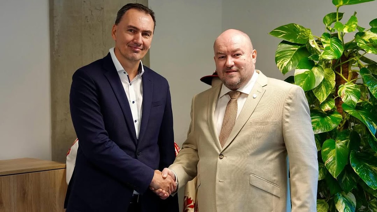 Prezident SZĽH Miroslav Šatan (vľavo) a minister cestového ruchu a športu SR Rudolf Huliak. 