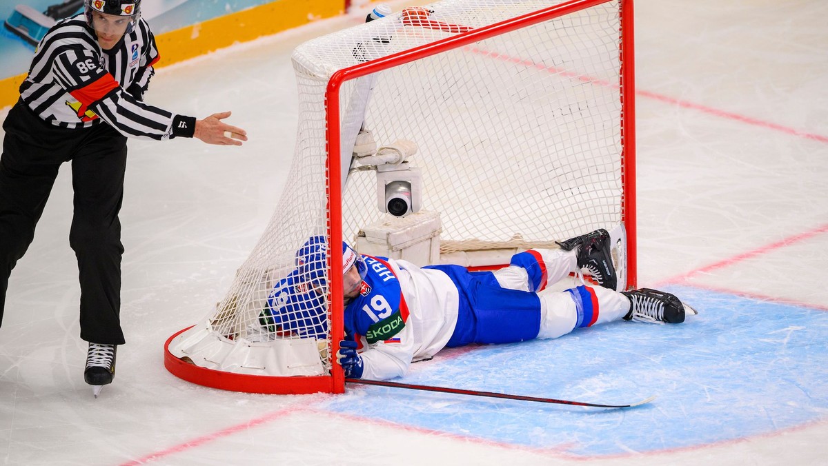 Patrik Hrehorčák leží v bránke po inkasovanom góle v zápase Slovensko - Rakúsko na MS 2025 v hokeji.