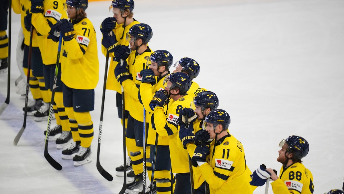 Švédski hokejisti po prehre 2:6 s USA v semifinále MS 2025.