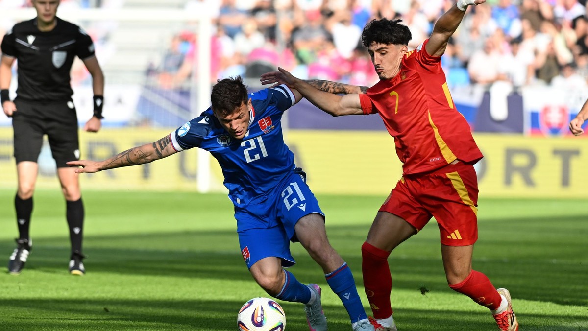 Samuel Kopásek (vľavo) v zápase Slovensko - Španielsko v skupine A na EURO U21 2025 (ME vo futbale do 21 rokov).