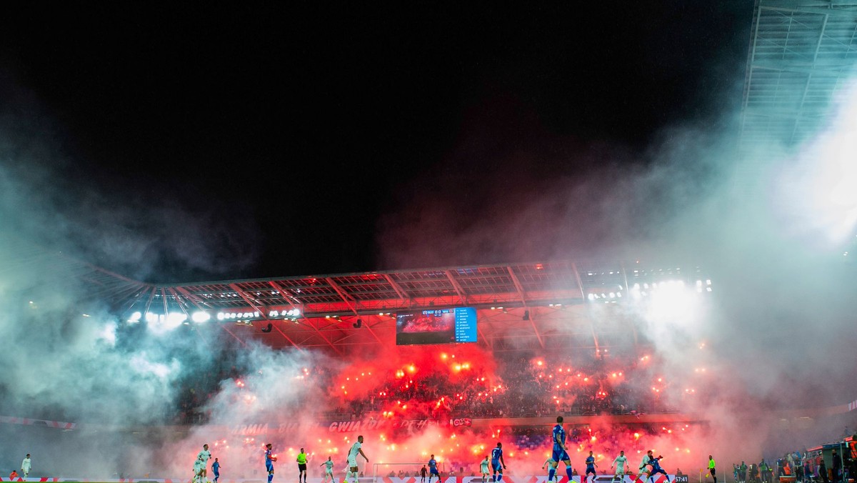 Fanúšikovia Slovana a Wisly Krakov spoločne odpálili pyrotechniku v prípravnom zápase.