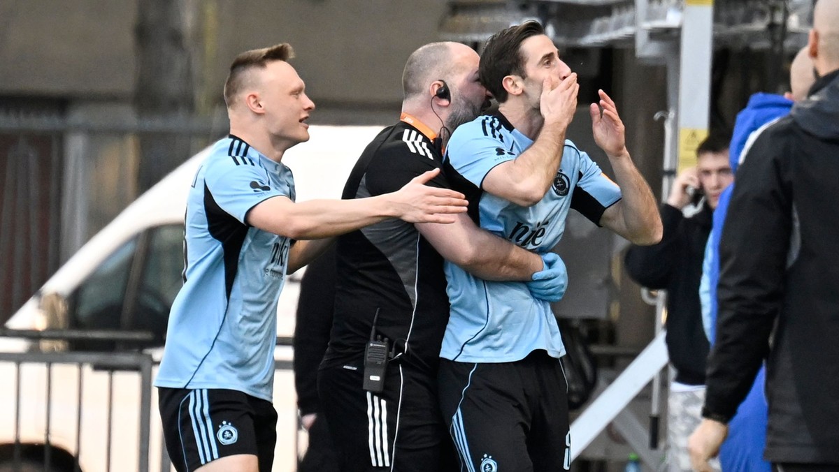 Na snímke vpravo strelec gólu Andraž Šporar (Slovan) a vľavo Nino Marcelli (Slovan).