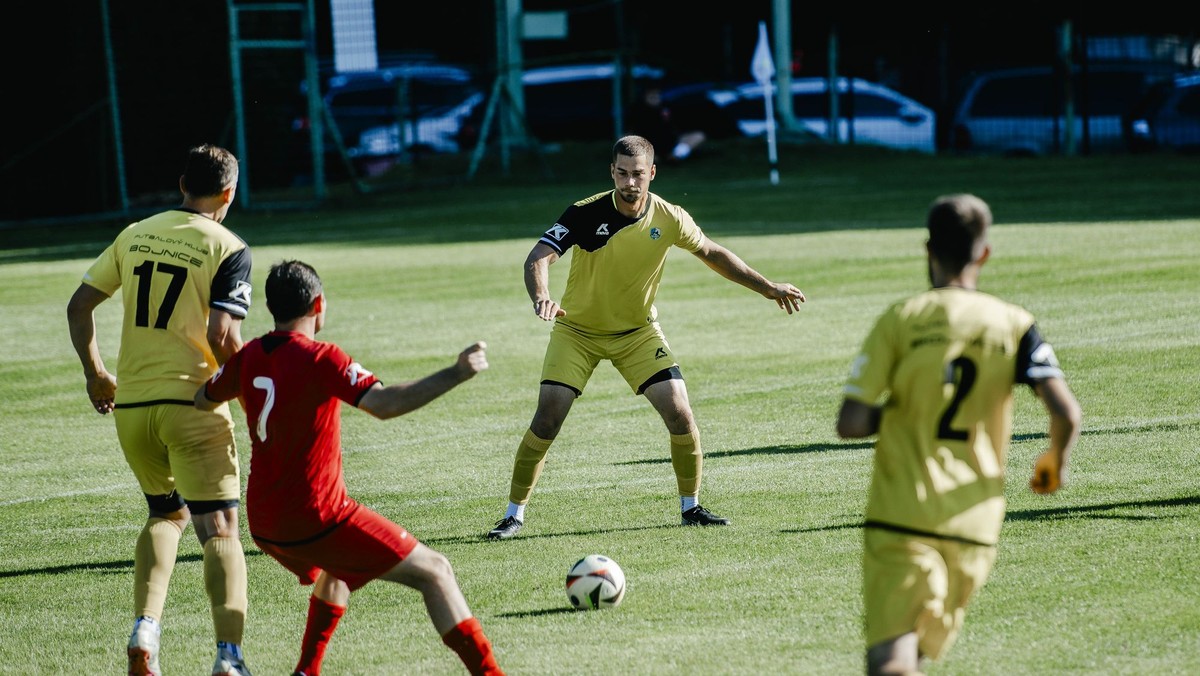 V slovenských dedinách a mestách sa odohrávajú každý týždeň stovky futbalových zápasov. 