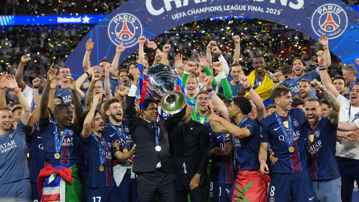 Šéf PSG  Nasser bin Ghanim Al-Khelaifi oslavuje triumf v Lige majstrov. 