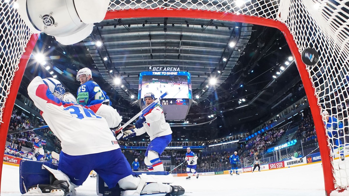 Brankár Adam Gajan inkasuje štvrtý gól v 60. minúte zápasu Slovensko - Slovinsko. Slováci vyhrali na MS 2026 aj tretí súboj, ale až po nájazdoch.