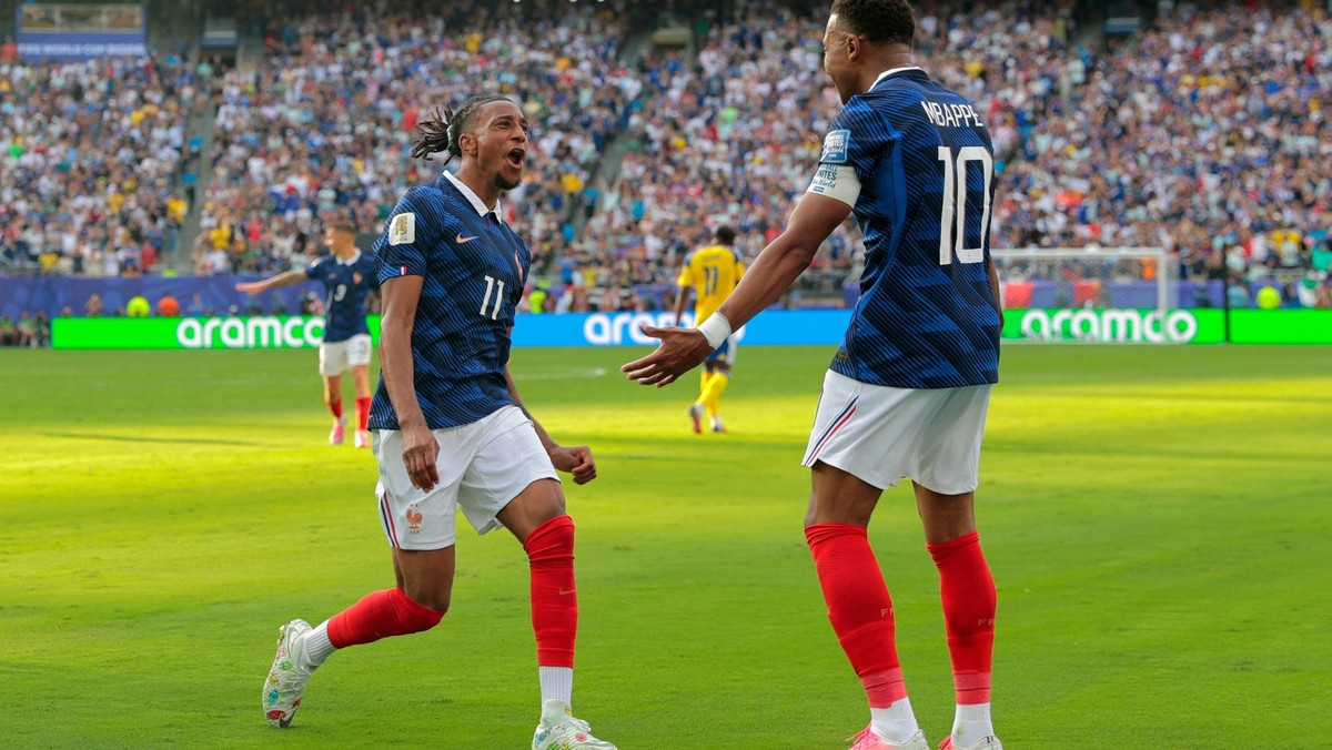 Kylian Mbappe (10) a Michael Olise (11) .