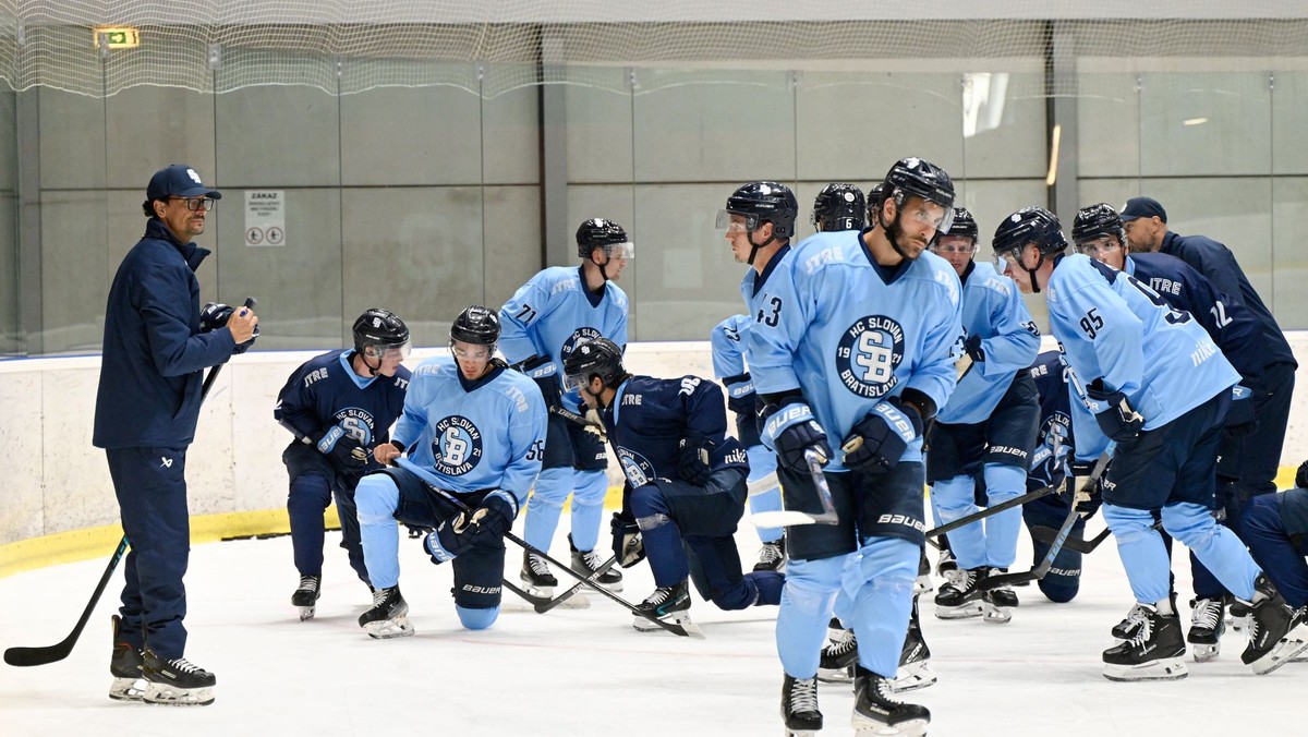 Tréner hokejového tímu HC Slovan Bratislava Brad Tapper (vľavo) dáva pokyny hráčom.