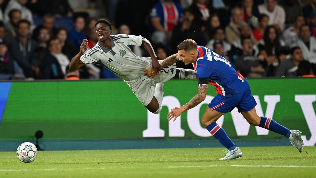 Na snímke hráč Slovana Suleiman Camara (vľavo), ktorého fauluje hráč Paríža St. Germain Lucas Digne.
