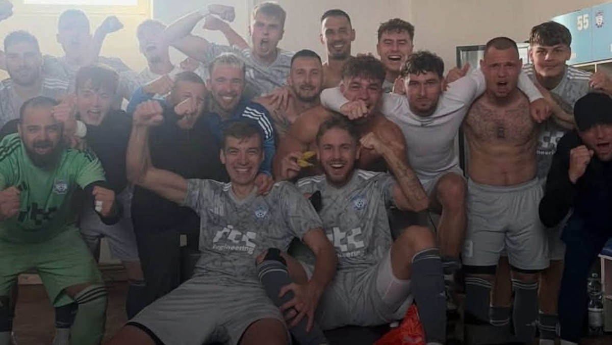 Víťazná fotka z kabíny Bolerázu po postupe do osemfinále Slovnaft Cupu.