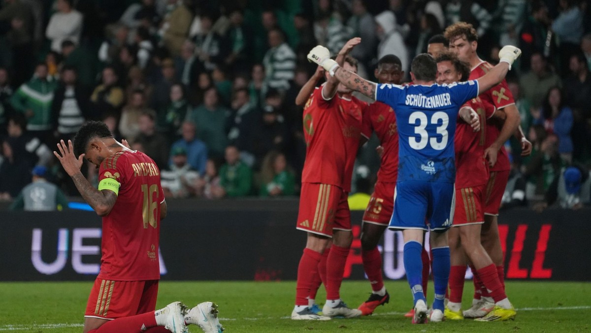 Futbalisti LASK Linz oslavujú víťazstvo na ihrisku Sportingu Lisabon v Lige majstrov.