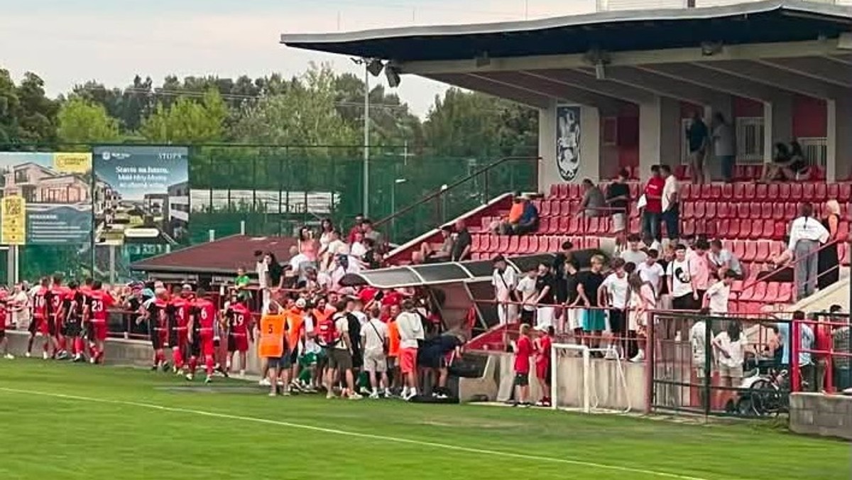Ďakovačka hráčov Svätého Jura po zápase s Dunajskou Lužnou. 