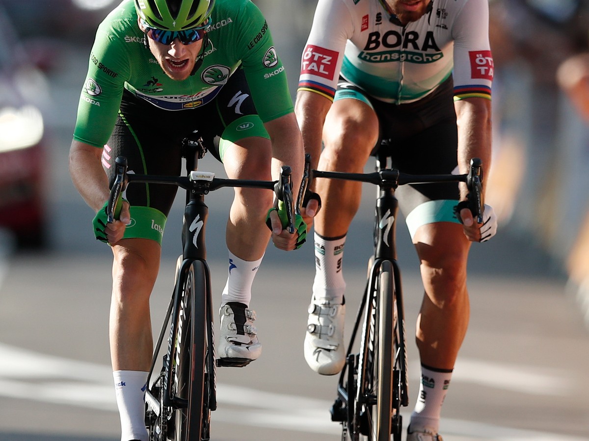Sam Bennett (vľavo) a Peter Sagan v závere 19. etapy na Tour de France 2020.