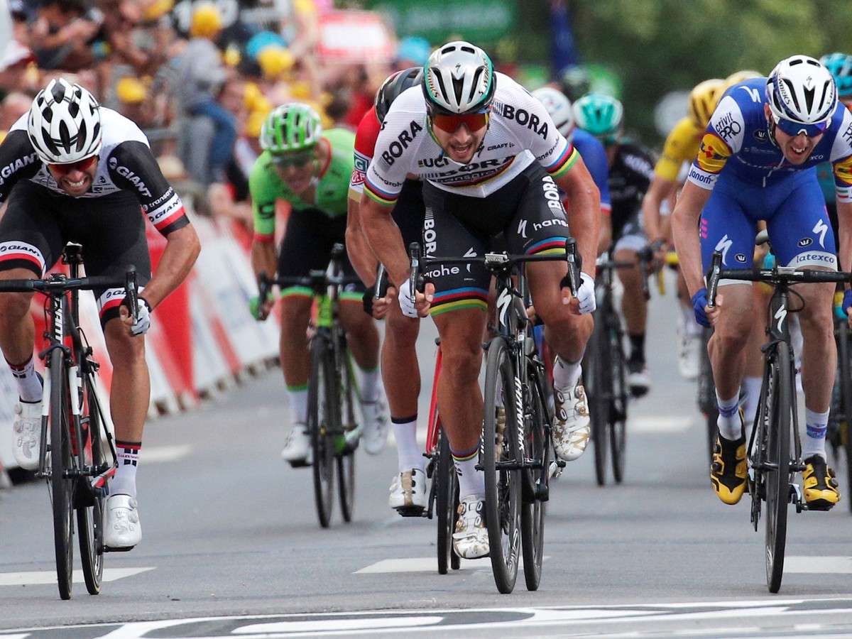 Peter Sagan (v strede) v šprintérskom súboji so súpermi.