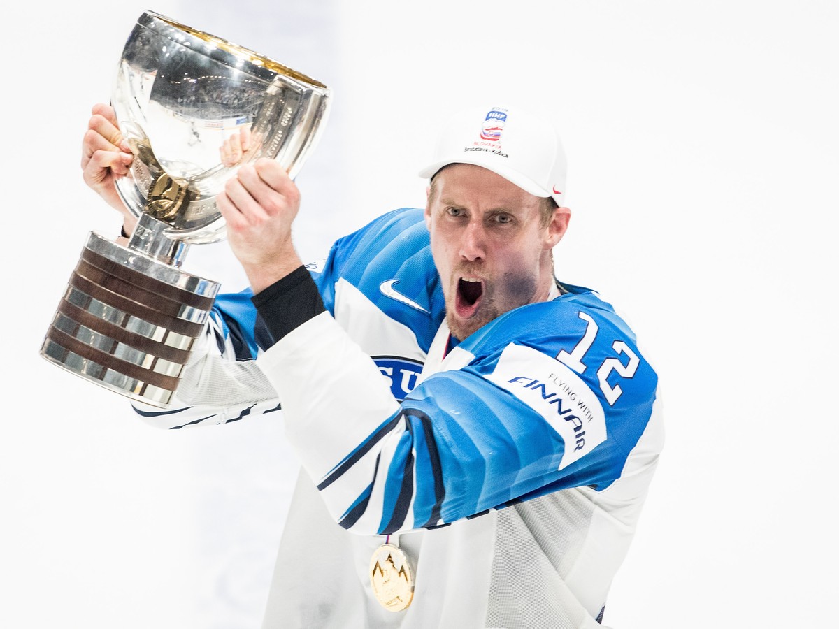 Fínsky kapitán Marko Antilla zdvíha trofej pre majstra sveta v hokeji.