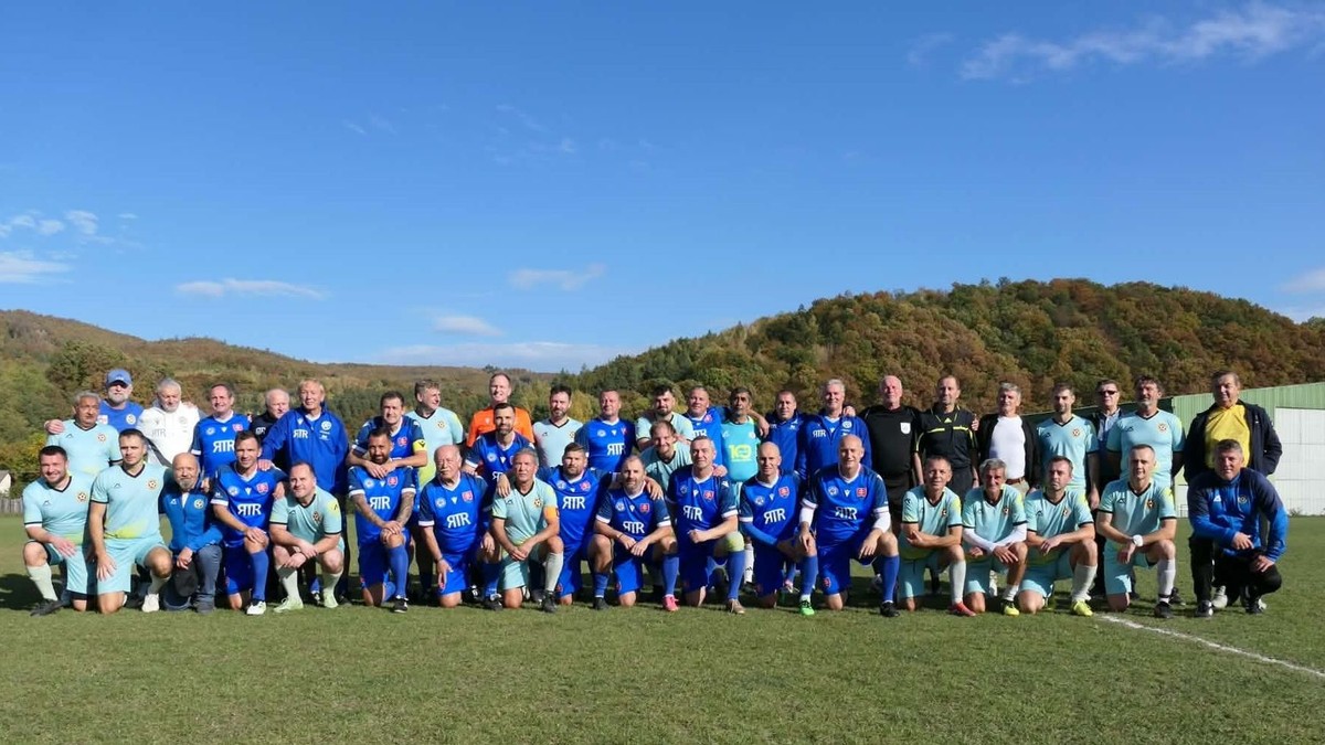 Spoločná fotografia hráčov FK Iskra Hnúšťa a Internacionálov SR.