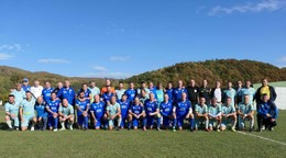 Spoločná fotografia hráčov FK Iskra Hnúšťa a Internacionálov SR.