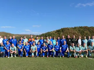 Spoločná fotografia hráčov FK Iskra Hnúšťa a Internacionálov SR.