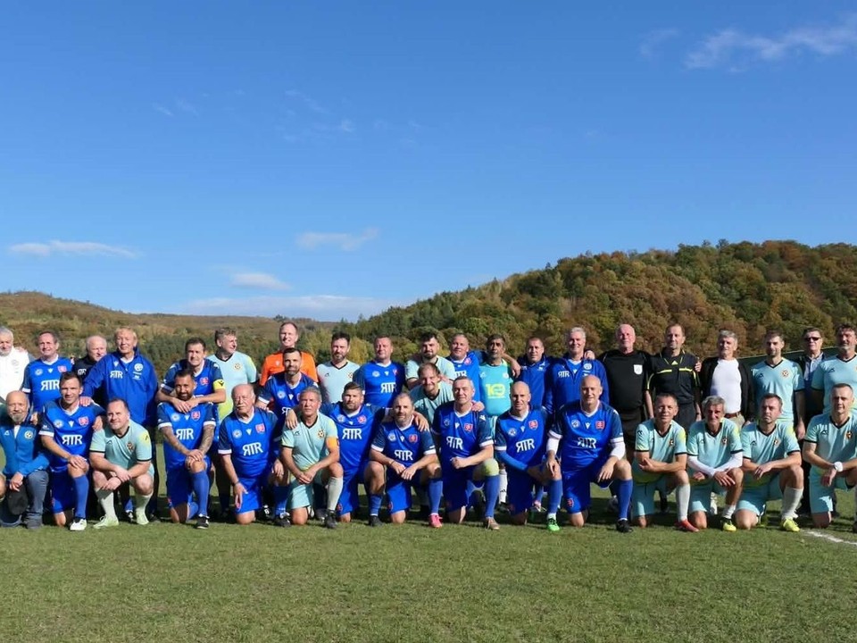Spoločná fotografia hráčov FK Iskra Hnúšťa a Internacionálov SR.