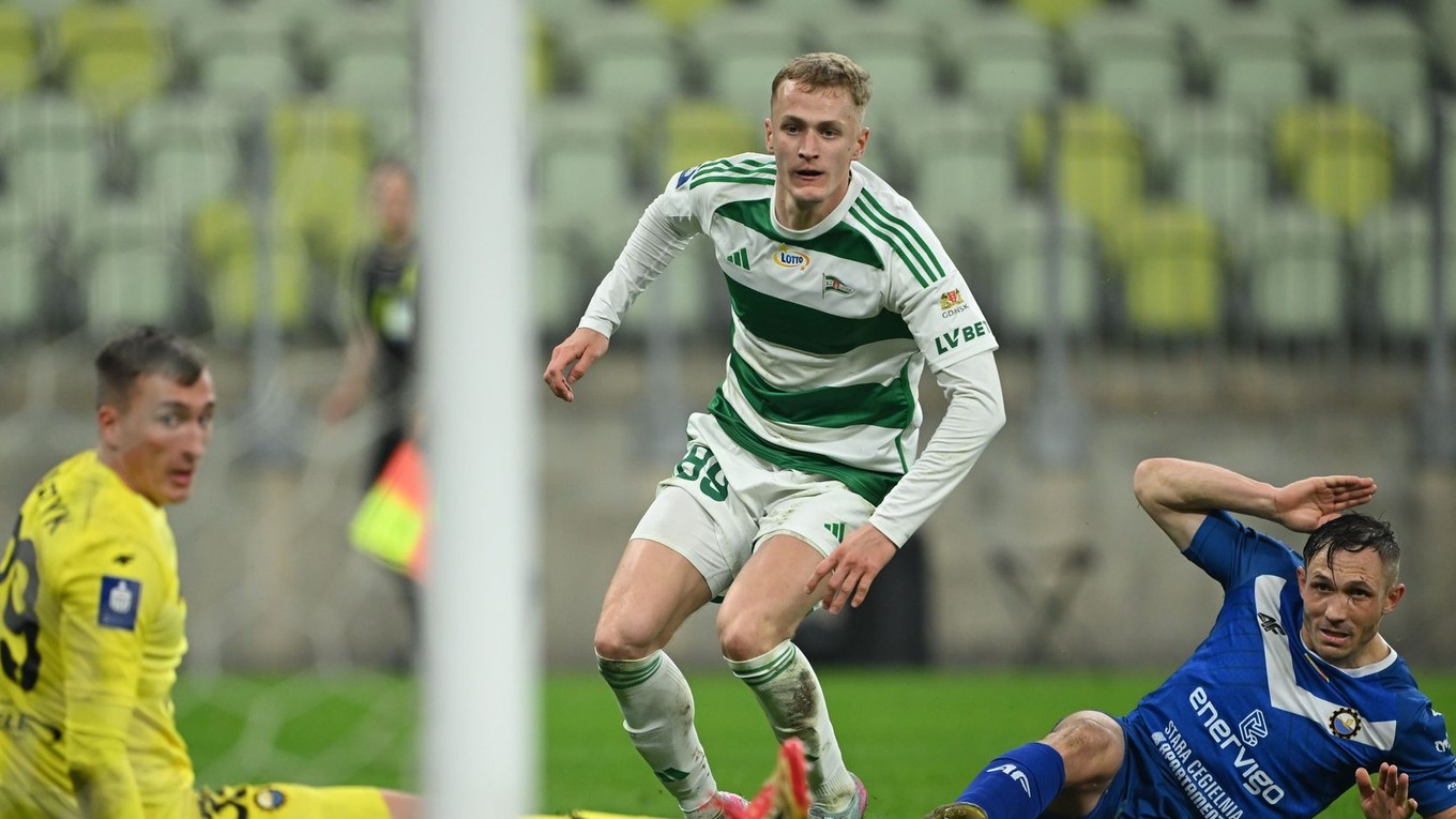 Tomáš Bobček z Lechie Gdansk strieľa gól. 