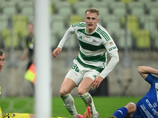 Tomáš Bobček z Lechie Gdansk strieľa gól. 
