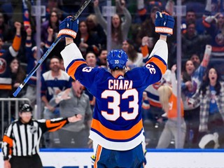 Zdeno Chára sa teší zo svojho posledného gólu v NHL.