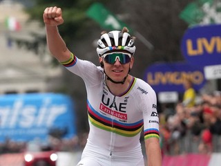 Slovinský cyklista Tadej Pogačar v drese majstra sveta.