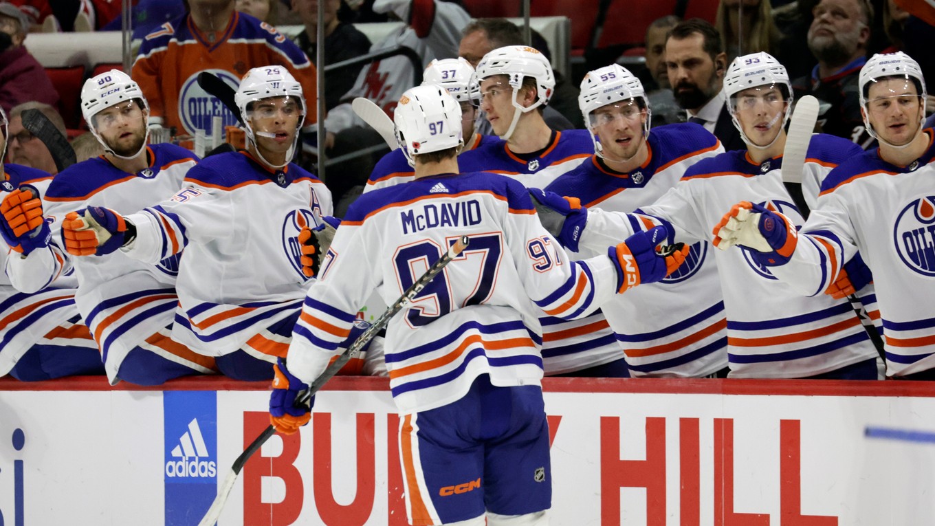 Connor McDavid oslavuje svoj nádherný gól.