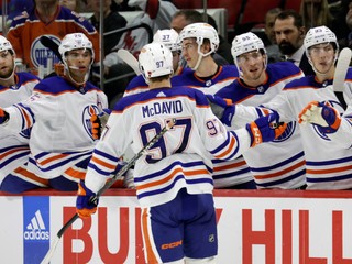 Connor McDavid oslavuje svoj nádherný gól.