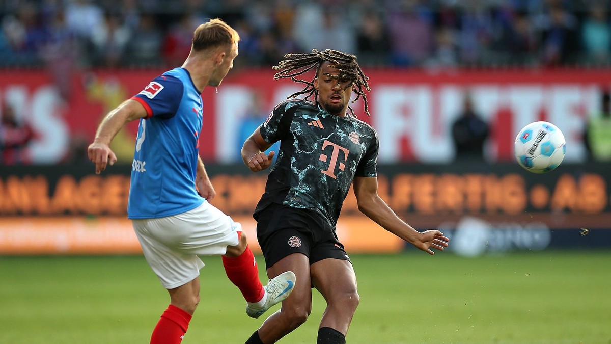 Slovenský futbalista Dominik Javorček (vľavo) v zápase Holstein Kiel - Bayern Mníchov. 