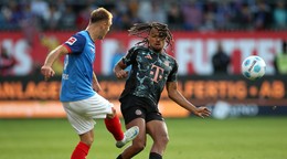 Slovenský futbalista Dominik Javorček (vľavo) v zápase Holstein Kiel - Bayern Mníchov. 