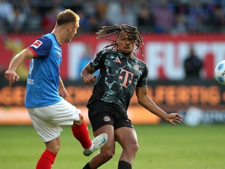 Slovenský futbalista Dominik Javorček (vľavo) v zápase Holstein Kiel - Bayern Mníchov. 