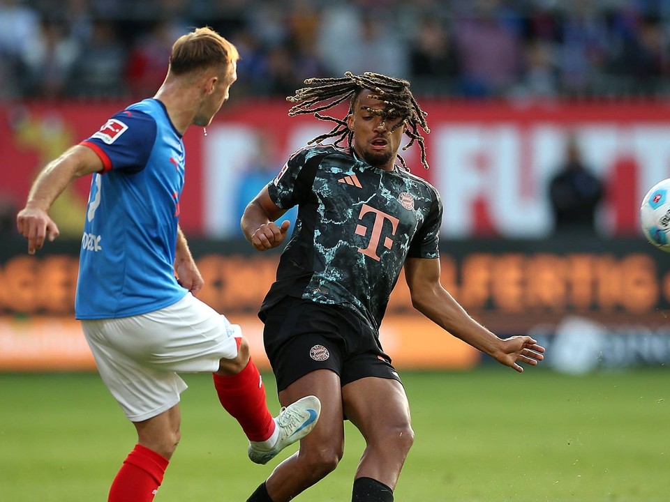 Slovenský futbalista Dominik Javorček (vľavo) v zápase Holstein Kiel - Bayern Mníchov. 