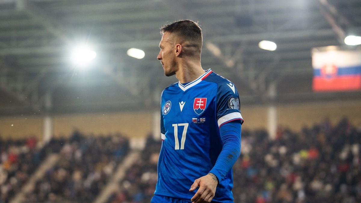 Slovenský futbalista Lukáš Haraslín v zápase proti Severnému Írsku. 