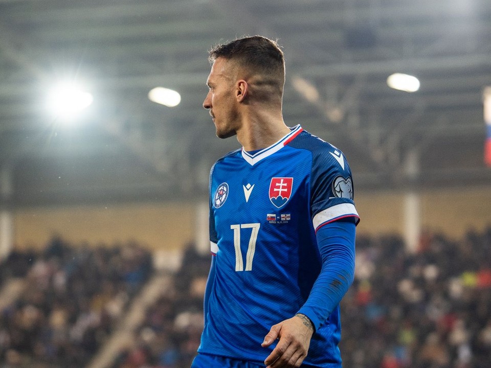 Slovenský futbalista Lukáš Haraslín v zápase proti Severnému Írsku. 