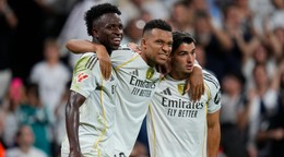 Futbalisti Realu Madrid, zľava Vinicius Júnior, Kylian Mbappé a Brahim Díaz.