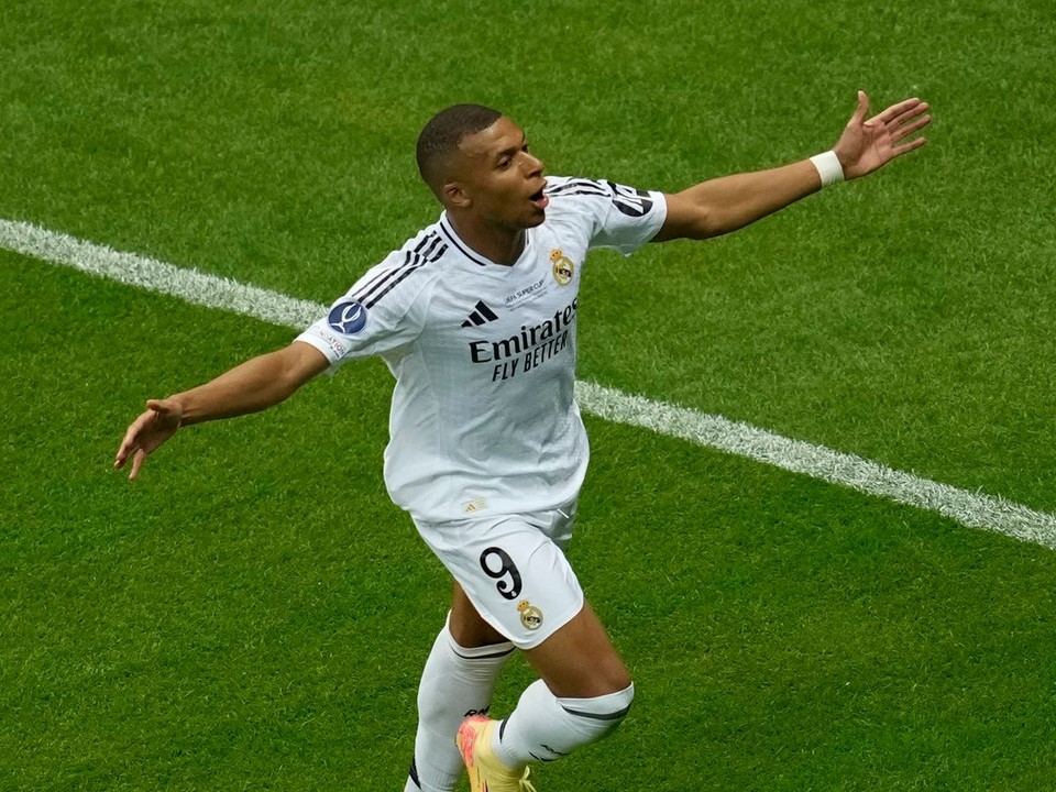 Kylian Mbappé oslavuje gól do siete Atalanta Bergamo.