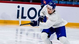 Matej Kašlík počas tréningu na MS v hokeji 2025