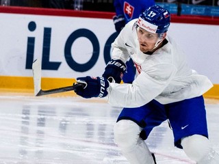 Matej Kašlík počas tréningu na MS v hokeji 2025