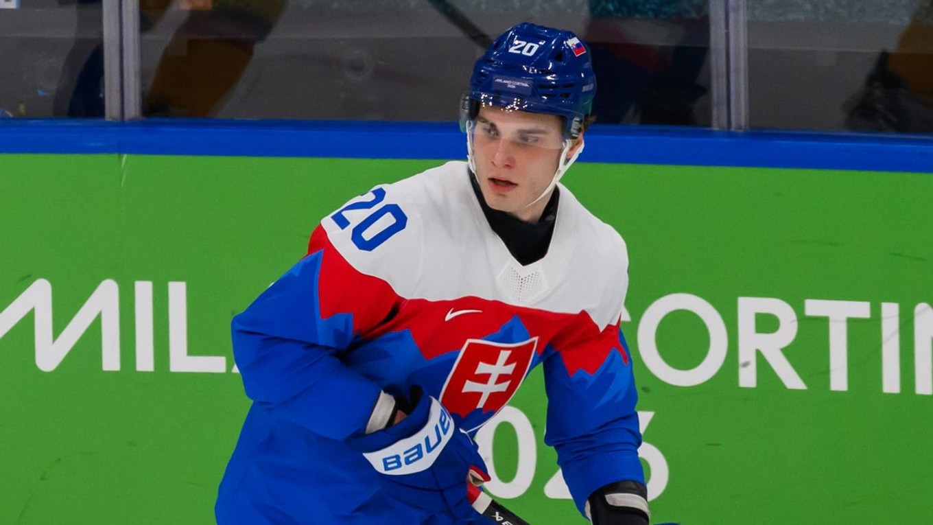 Na snímke Juraj Slafkovský (Slovensko) korčuľuje s pukom vo štvrťfinálovom dueli Nemecko - Slovensko.